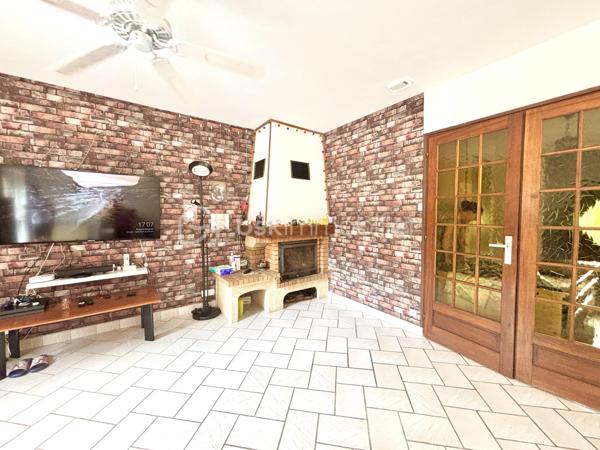 Dans un environnement calme et recherché, au sein d’une petite copropriété des années 80, découvrez cette agréable maison mitoyenne par le garage, implantée sur une parcelle de 591 m² et offrant une magnifique vue dégagée sur la Dent de Crolles.

D’une surface totale de 110 m² (106 m² loi Carrez), elle propose une distribution idéale pour une vie de famille. Le séjour, lumineux et chaleureux grâce à sa cheminée, s’ouvre directement sur la terrasse et l’espace piscine, invitant à profiter pleinement des beaux jours.

La cuisine équipée, aujourd’hui fonctionnelle mais à remettre au goût du jour, offre un beau potentiel d’aménagement. Le mur séparant la cuisine du séjour n’étant pas porteur, il est tout à fait envisageable de créer une grande pièce de vie ouverte et conviviale.

À l’étage, vous trouverez trois chambres confortables, toutes équipées de placards intégrés, dont deux particulièrement spacieuses. Une salle de bains avec baignoire ainsi qu’un second WC complètent ce niveau, tandis qu’un premier WC est situé au rez-de-chaussée pour plus de praticité.

Côté extérieur, le jardin offre un cadre paisible et une belle intimité. La piscine de 7 x 3 mètres, à rénover,  constitue un véritable atout pour créer un espace de détente à votre image.

Les prestations comprennent également des fenêtres en double vitrage avec volets roulants électriques, une cave, ainsi qu’un grand garage de 25 m² accessible directement depuis la maison. Deux places de stationnement privatives viennent compléter l’ensemble.

L’emplacement est un véritable point fort : commerces, écoles, mairie, marché dominical, équipements sportifs et activités pour les enfants sont accessibles à pied, offrant un quotidien pratique et agréable dans l’un des secteurs les plus appréciés de Crolles.

Une maison lumineuse, pleine de potentiel et idéalement située, qui n’attend plus que votre projet de vie.
