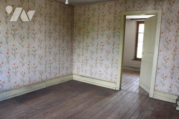 Maison ancienne d'environ début 1900 à rénover avec dépendances et jardin sur 438m² de terrain