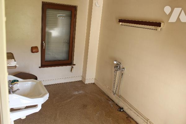 Maison ancienne d'environ début 1900 à rénover avec dépendances et jardin sur 438m² de terrain