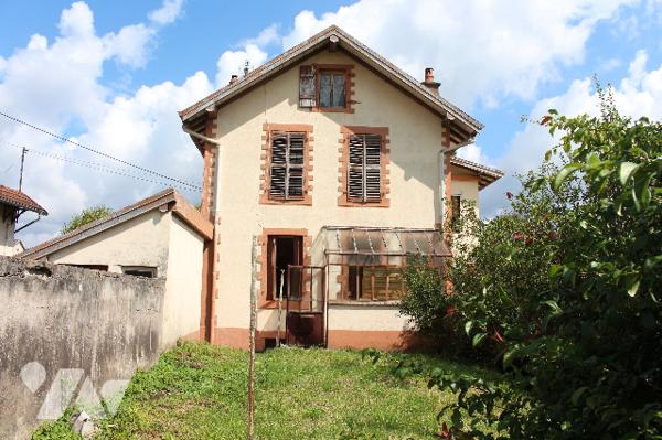 Maison ancienne d'environ début 1900 à rénover avec dépendances et jardin sur 438m² de terrain