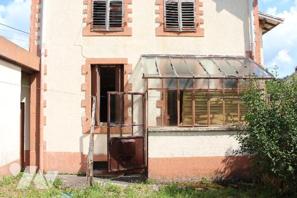 Maison ancienne d'environ début 1900 à rénover avec dépendances et jardin sur 438m² de terrain
