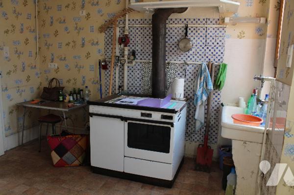 Maison ancienne d'environ début 1900 à rénover avec dépendances et jardin sur 438m² de terrain