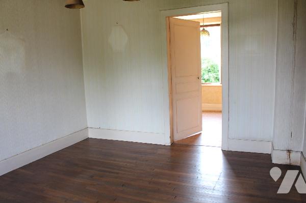 Maison ancienne d'environ début 1900 à rénover avec dépendances et jardin sur 438m² de terrain