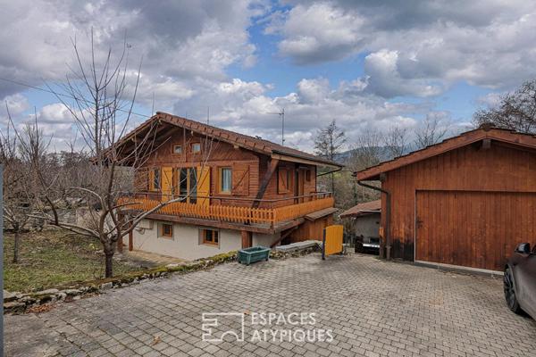 Maison aux allures de chalet avec dépendances