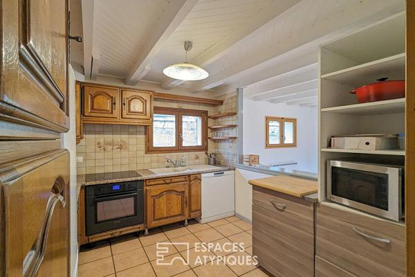 Maison aux allures de chalet avec dépendances