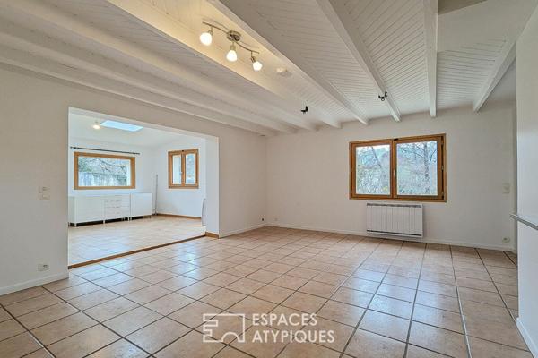 Maison aux allures de chalet avec dépendances