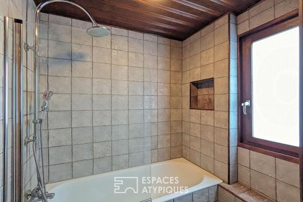 Maison aux allures de chalet avec dépendances