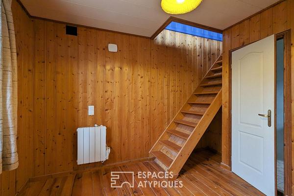 Maison aux allures de chalet avec dépendances