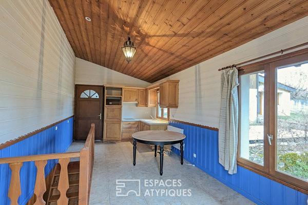 Maison aux allures de chalet avec dépendances