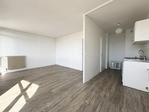 STUDIO A VENDRE A PLAISIR - GARE GRIGNON - DERNIER ETAGE