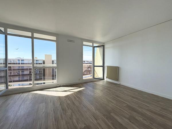 STUDIO A VENDRE A PLAISIR - GARE GRIGNON - DERNIER ETAGE