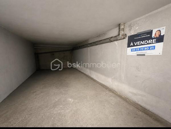 Grand parking de plus de 20 m2 au sous sol d'une résidence sécurisée avec accés par badge ,portail électrique et ascenseur

Idéal pour stocker et stationner votre véhicule 

Possibilité de le fermer accord de la copropriété

A 10 mn des halles