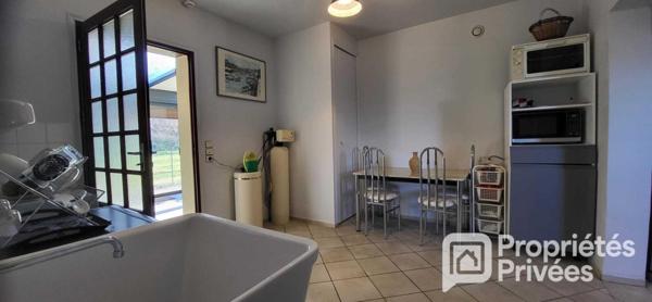 Grande maison traditionnelle et dépendances