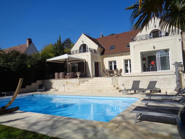 Propriété d'Exception située au Centre-Ville de Montmorency au Calme Absolu