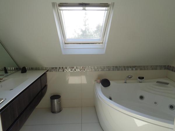 Propriété d'Exception située au Centre-Ville de Montmorency au Calme Absolu