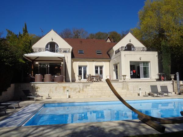 Propriété d'Exception située au Centre-Ville de Montmorency au Calme Absolu