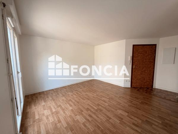 Location Studio 27.86 m² - 1-3-5 AVENUE DE L'EUROPE Le Coudray 28630