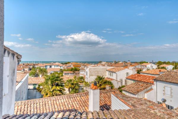 Île e Ré - Saint Martin de Ré - Immeuble avec local commercial et logement duplex vue mer