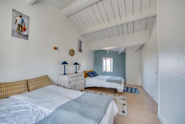 Île e Ré - Saint Martin de Ré - Immeuble avec local commercial et logement duplex vue mer