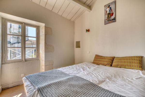 Île e Ré - Saint Martin de Ré - Immeuble avec local commercial et logement duplex vue mer