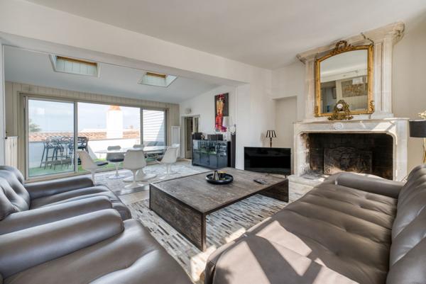 Île e Ré - Saint Martin de Ré - Immeuble avec local commercial et logement duplex vue mer