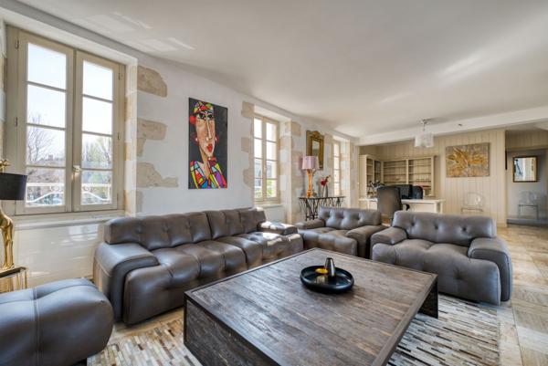 Île e Ré - Saint Martin de Ré - Immeuble avec local commercial et logement duplex vue mer