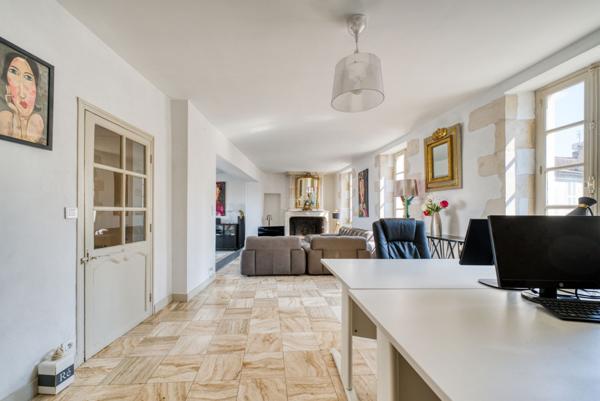 Île e Ré - Saint Martin de Ré - Immeuble avec local commercial et logement duplex vue mer