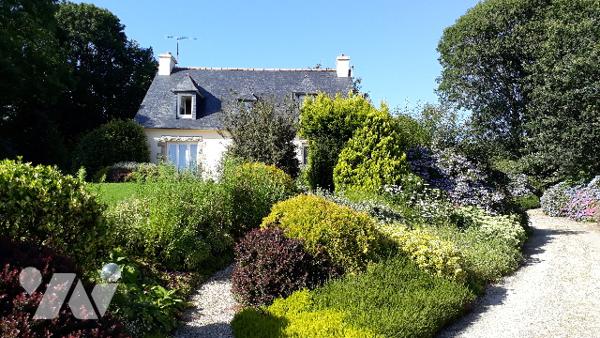 Maison: ss-sol : buand/garage. rdc:séj/sal , cuis, 1 ch, sde, wc. étage : 4 ch, sde, wc. jardin