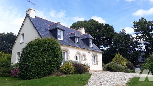 Maison: ss-sol : buand/garage. rdc:séj/sal , cuis, 1 ch, sde, wc. étage : 4 ch, sde, wc. jardin