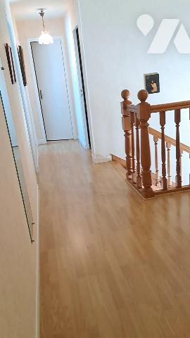 Maison: ss-sol : buand/garage. rdc:séj/sal , cuis, 1 ch, sde, wc. étage : 4 ch, sde, wc. jardin