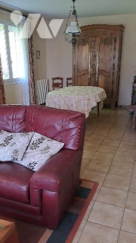 Maison: ss-sol : buand/garage. rdc:séj/sal , cuis, 1 ch, sde, wc. étage : 4 ch, sde, wc. jardin