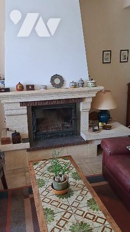 Maison: ss-sol : buand/garage. rdc:séj/sal , cuis, 1 ch, sde, wc. étage : 4 ch, sde, wc. jardin