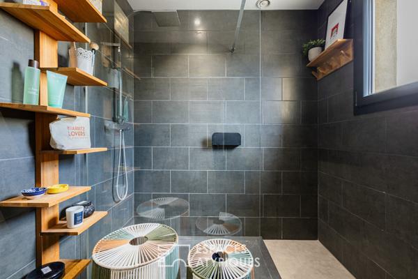 Appartement avec terrasse et finitions soignées proche du marché