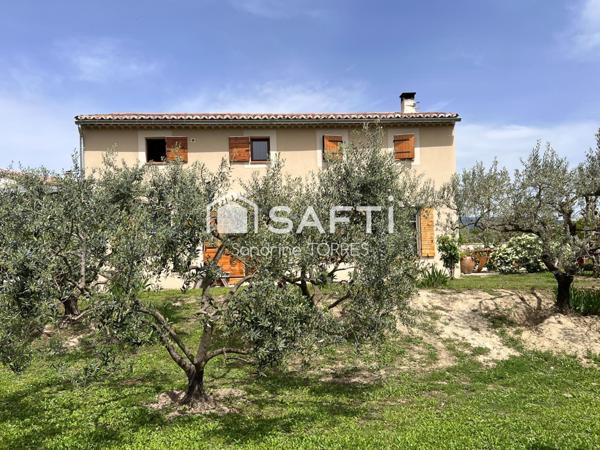 Ensemble immobilier composé de 2 maisons avec piscine et terrain