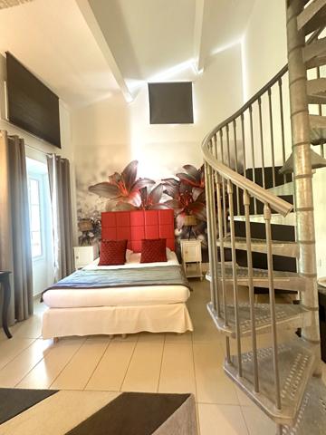 A vendre VAR (83), FDC avec MURS, hotel de charme 3*** climatisé 15 CH, restaurant, 7 mois d'activité CA 221KE