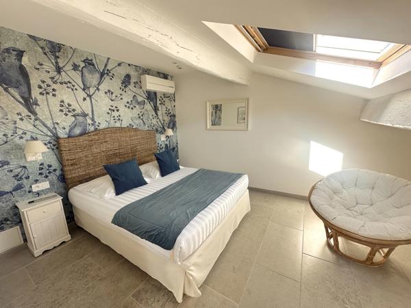 A vendre VAR (83), FDC avec MURS, hotel de charme 3*** climatisé 15 CH, restaurant, 7 mois d'activité CA 221KE