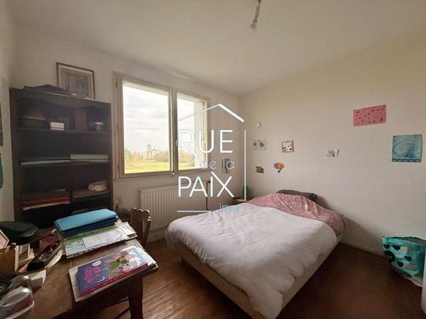 79330 SAINT VARENT Maison à Saint Varent - 90 m2