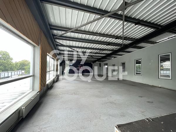 Local d'Activité Idéalement situé - Divisible.