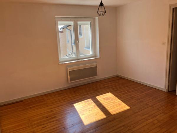 Appartement à vendre 3 pièces à TAPONAS (69220 ) Duplex 56 m²– Calme, extérieur réaménagé, 2 parkings. Arrêt bus à 50 m