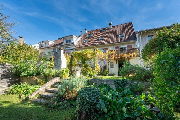Maison familiale avec jardin arboré dans rue calme à proximité des commerces & transports
