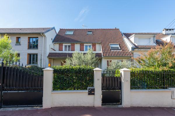 Maison familiale avec jardin arboré dans rue calme à proximité des commerces & transports