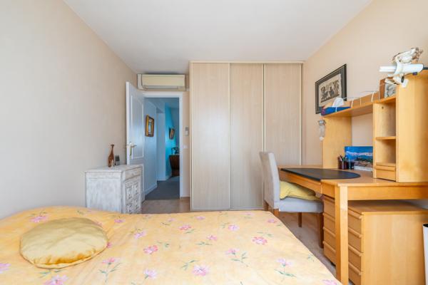 Maison familiale avec jardin arboré dans rue calme à proximité des commerces & transports