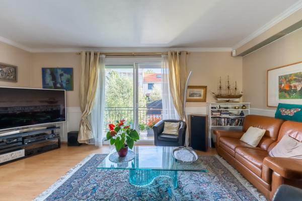 Maison familiale avec jardin arboré dans rue calme à proximité des commerces & transports