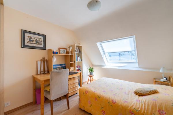 Maison familiale avec jardin arboré dans rue calme à proximité des commerces & transports