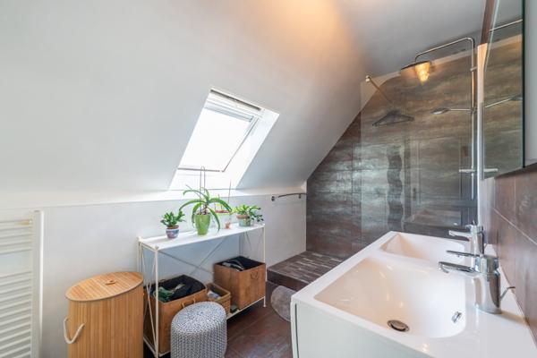 Maison familiale avec jardin arboré dans rue calme à proximité des commerces & transports