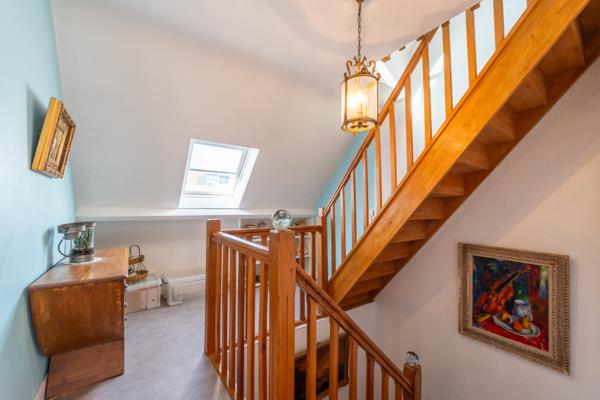 Maison familiale avec jardin arboré dans rue calme à proximité des commerces & transports