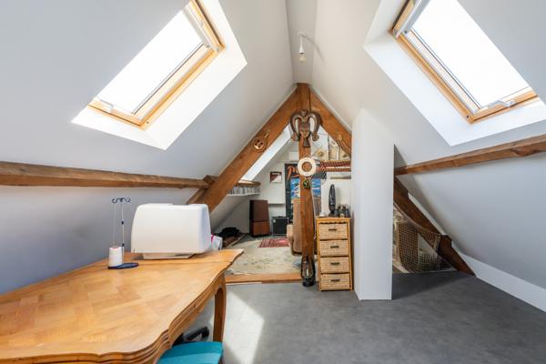 Maison familiale avec jardin arboré dans rue calme à proximité des commerces & transports