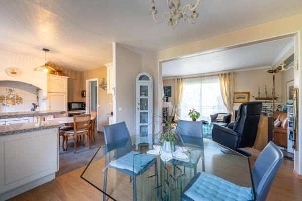 Maison familiale avec jardin arboré dans rue calme à proximité des commerces & transports