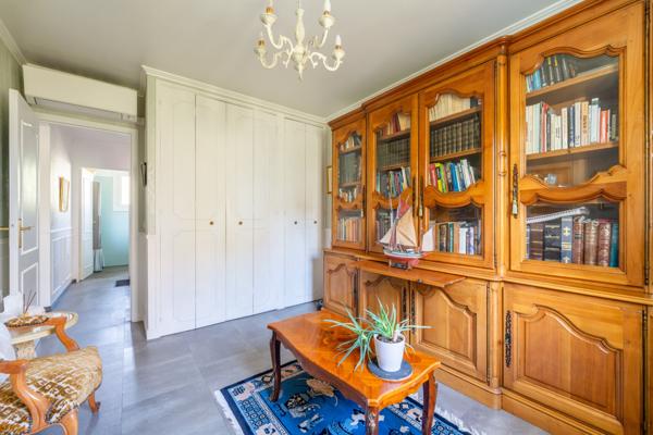 Maison familiale avec jardin arboré dans rue calme à proximité des commerces & transports