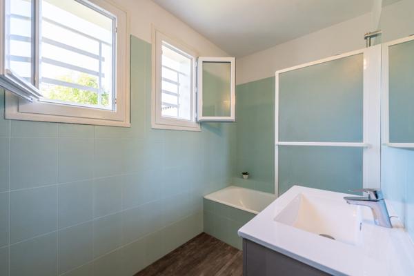 Maison familiale avec jardin arboré dans rue calme à proximité des commerces & transports